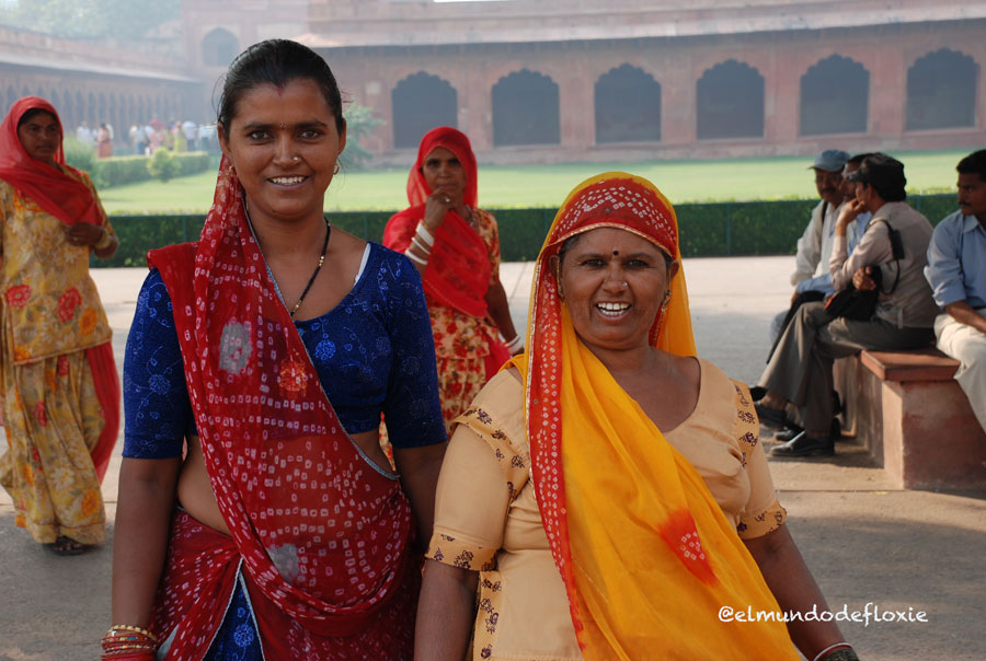 Mujeres visitando el Fuerte Rojo, Delhi