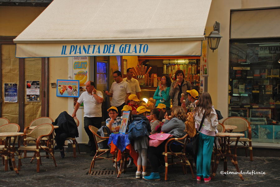 Heladeria en Amalfi y unos bambini de excursión