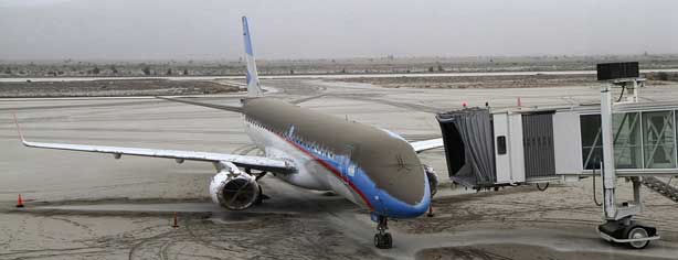 Un avión de Aerolíneas cubierto de una capa de ceniza volcánica. Foto: Reuters