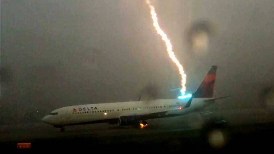 rayo-impacta-avion-1440168062900