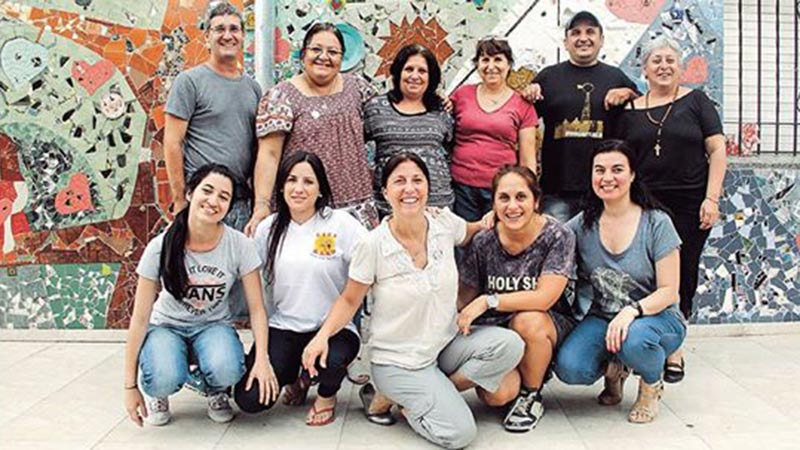 Arriba, segunda comenzando de la izquierda la fundadora, Silvia Casas. Abajo, comenzando de la izquiera, segunda Maguie, cuarta Noelia y quinta Adriana.