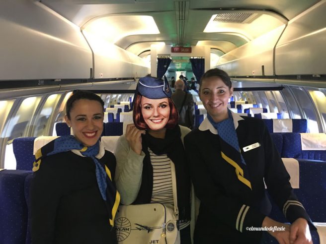 El interior del mockup de un Boeing 737-200 junto con tripulantes de AR