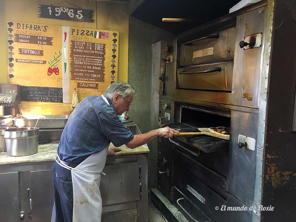 Dom Sr. sacando una grande de hongos y peperoni