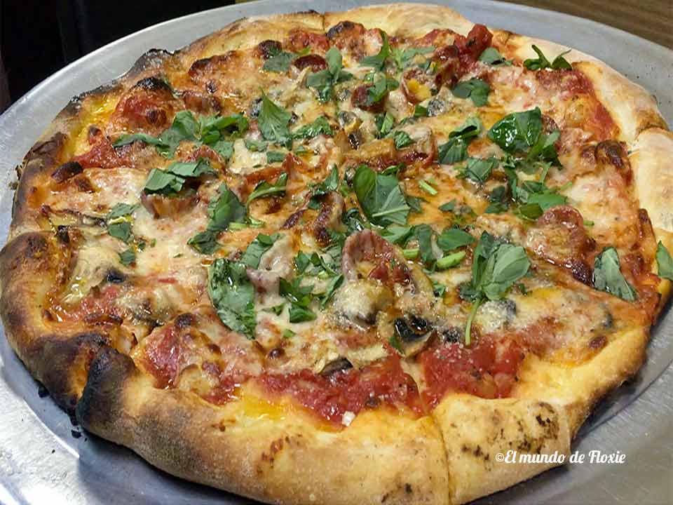 Una especial con hongos y peperoni