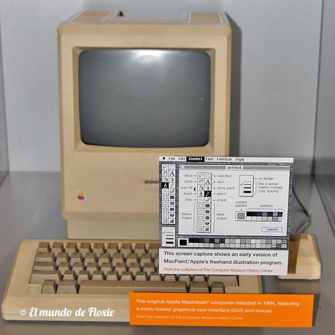 La ya clásica Apple Macintosh de 1984 y su famosa interface gráfica y sus íconos diseñados por Susan Kare - Computer history museum en Silicon Valley