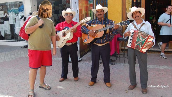Mr. Filangie en Playa del Carmen con mariachis