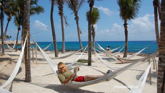 Mr. Filangie haciendo un descanso en las hamacas